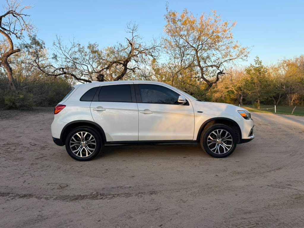 
MITSUBISHI OUTLANDER SPORT SE 2.0 full									