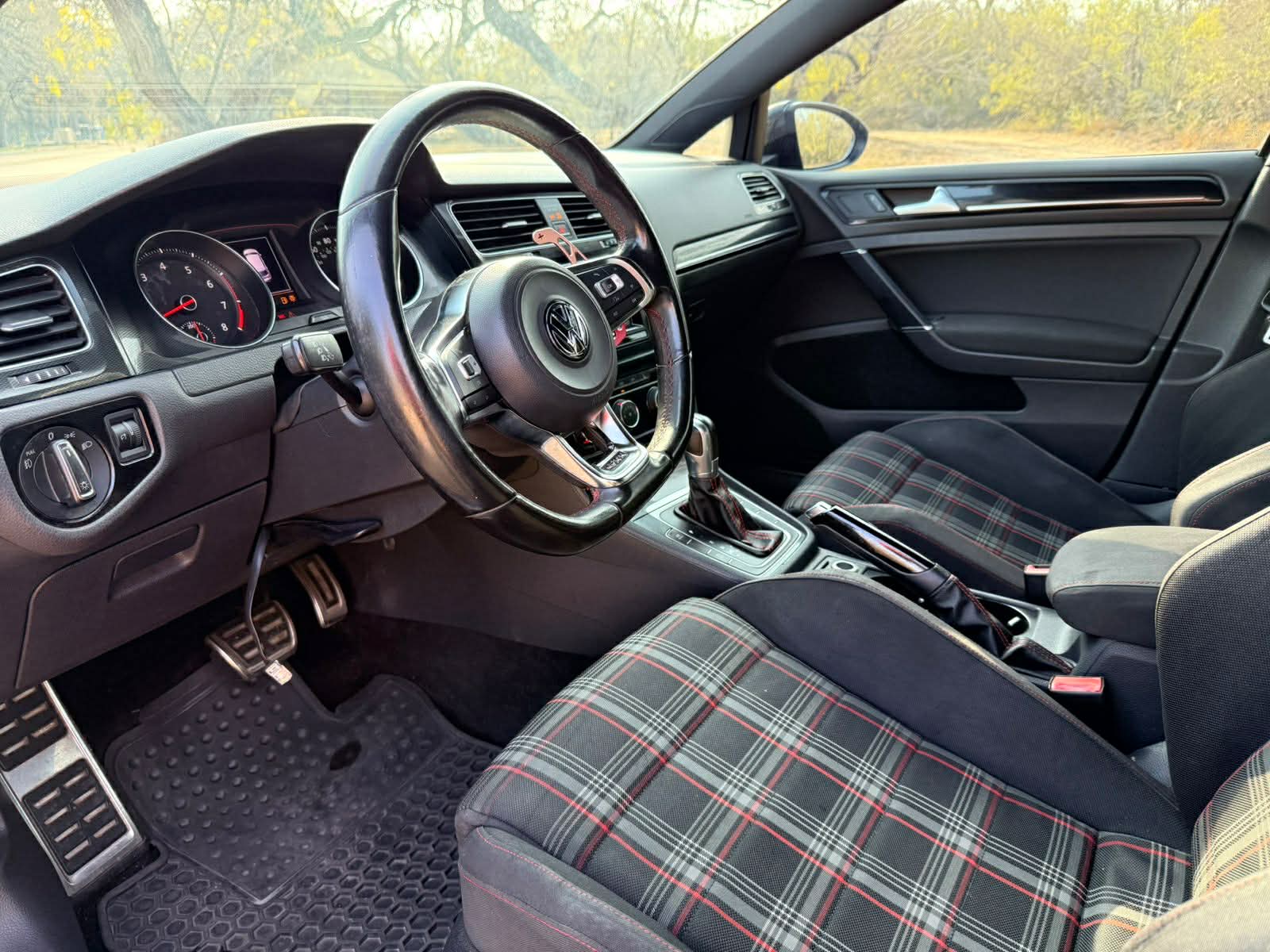 
Volkswagen GTI S 2.0 T full									